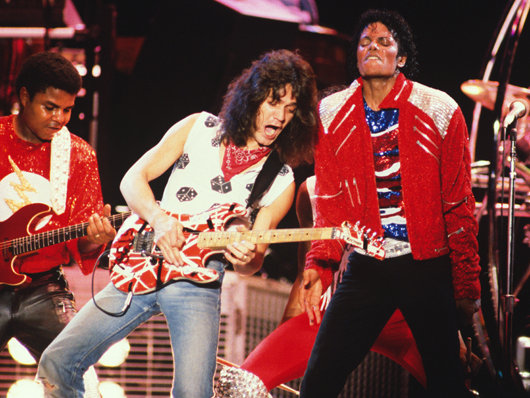 La colaboración de Eddie Van Halen en "Beat it" es su preferida. Michael-jackson-and-eddie-van-halen-live-corbis-530-85