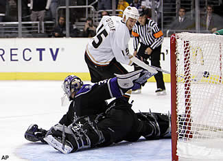 Les Ducks l'emportent sur les Kings Getzlaf_v_kings_so325