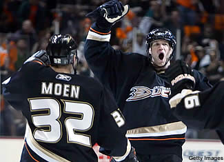 Play-Off 2007 A qui la coupe !? - Page 4 Pronger_moen041907_325x235_celebrate_ducks