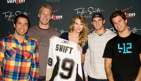 Famosetes que apoyen equipos de la NHL - Página 15 Pens-Swift3