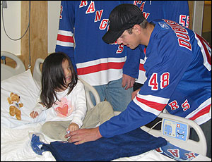 Galeria New  York Rangers NYRHopsital4_Dubinsky_Brandon_300