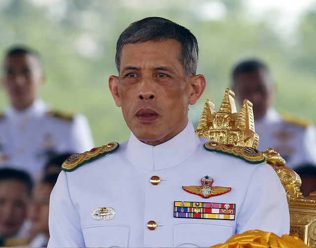 "MUNDO ROYAL / Eventos y noticias de la realeza - Página 36 Maha_vajiralongkorn_durante_un_acto_publico_en_mayo_de_2015_3537_640x504