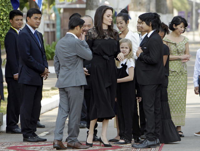 ANGELINA JOLIE - Página 2 Angelina_jolie_con_varios_de_sus_hijos_en_camboya_momentos_antes_de_dar_una_rueda_de_prensa_6114_640x482