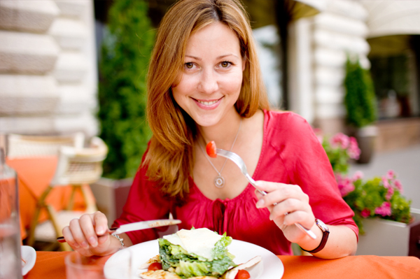 Vino - piće bogova - Page 5 Woman-eating-salad-at-outdoor-cafe