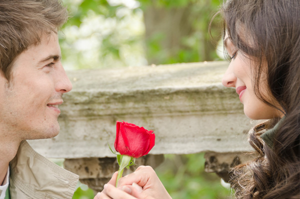 ليتنى كنت غراما بين قلبى عاشقين Romantic-couple-with-rose