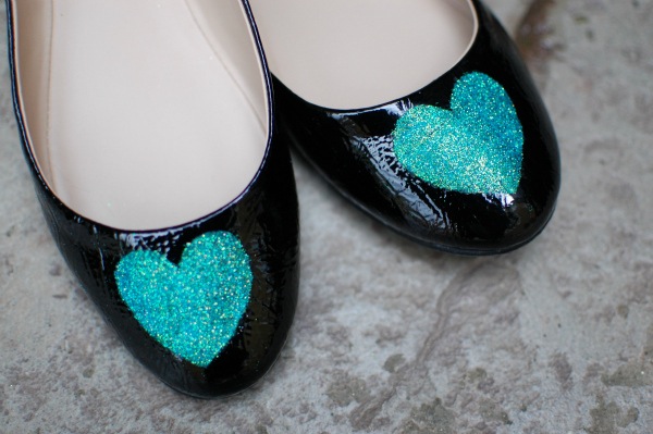 DIY : des idées et des tutos pour faire du beau avec ses papattes  Diy-glitter-flats-12