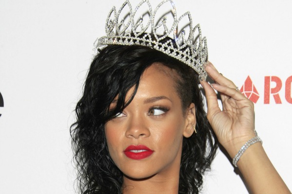 Charts/Ventas >> Diamonds [#1USA/UK/FRA/NOR/GER/CAN/WW #2NZL/ESP #6AUS] [4] - Página 2 Rihanna-crown-ama