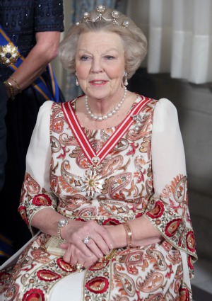 Royal Jewelry & Tiaras / Fabergé Eggs / The Royals - Pagina 7 Queen-beatrix-abdicates