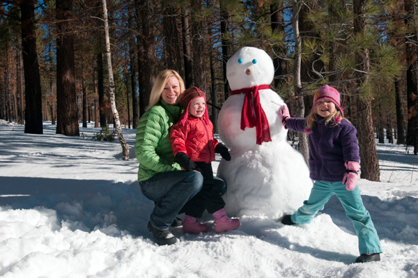 Scavenger Hunt! - Page 29 Mom-building-snowman-with-kids