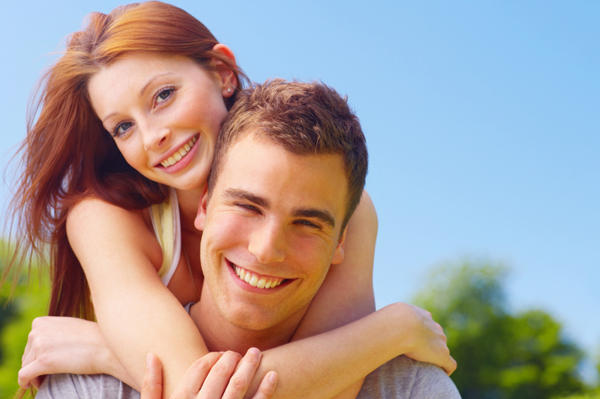 " تقدر تجيب الصورة المطلوبة ؟؟؟ " Young-couple-embracing