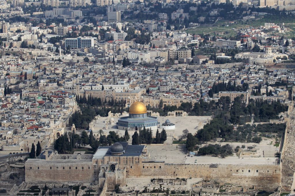 Did ancient beams discarded in Old City come from first and second temples? Temple-Mount