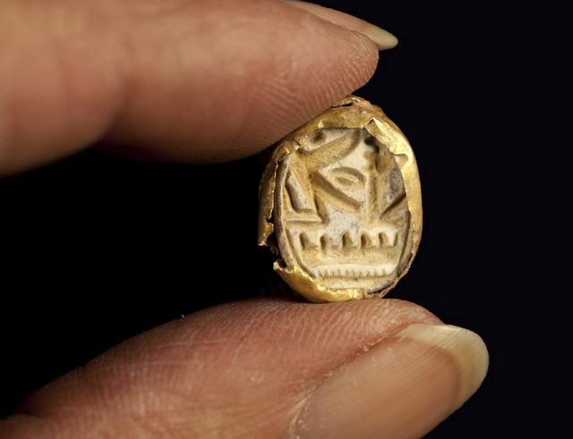 Egyptian coffin, gold seal with king’s name found in Israel 5