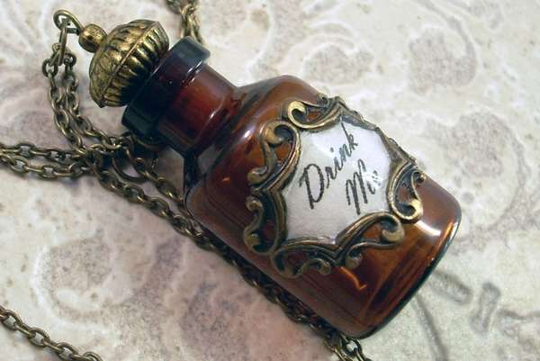 Kohaku Joshua Mistumasa Alice-drink-me-bottle-pendant