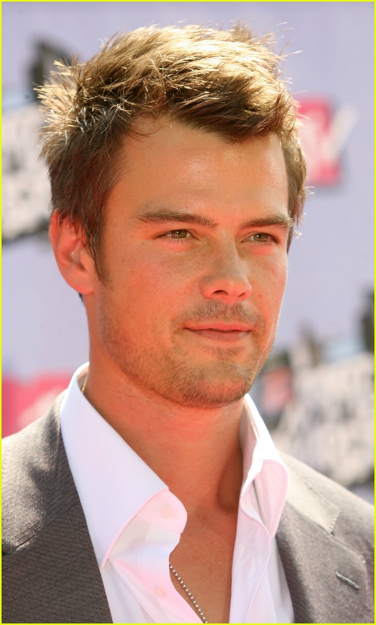 Un câlin ou une baffe ? - Page 21 Josh-duhamel-mtv-movie-awards-2007-01