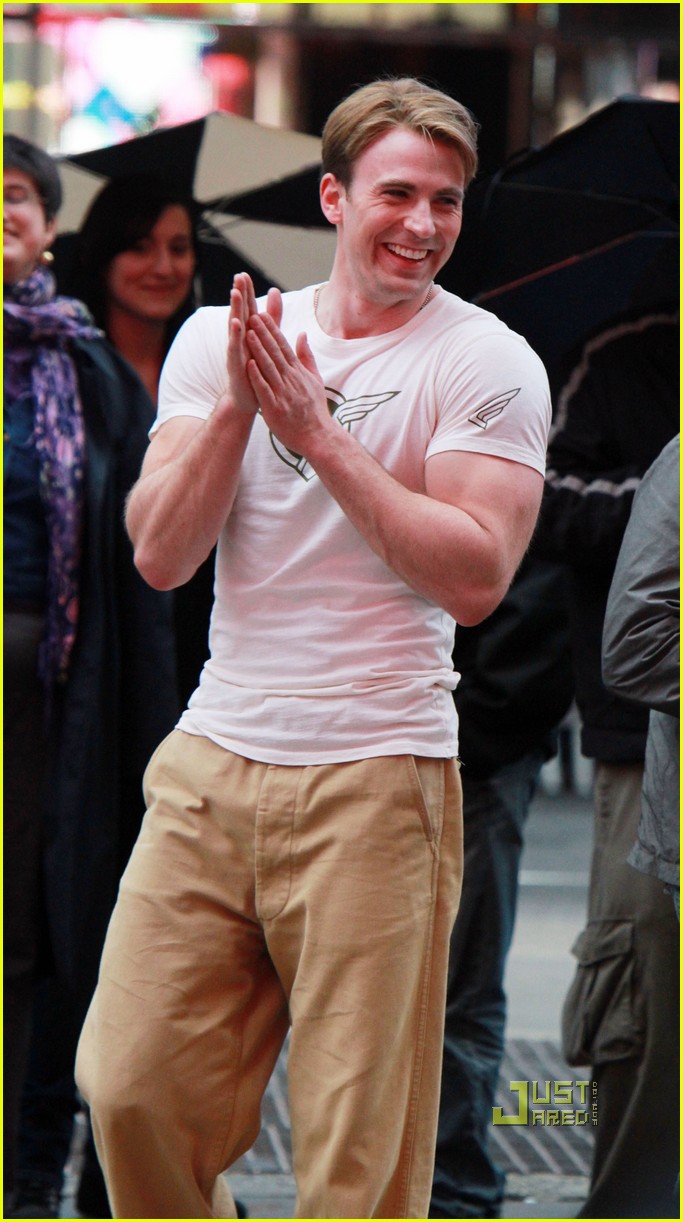 Casting IRL Midgard Chris-evans-times-square-filming-02