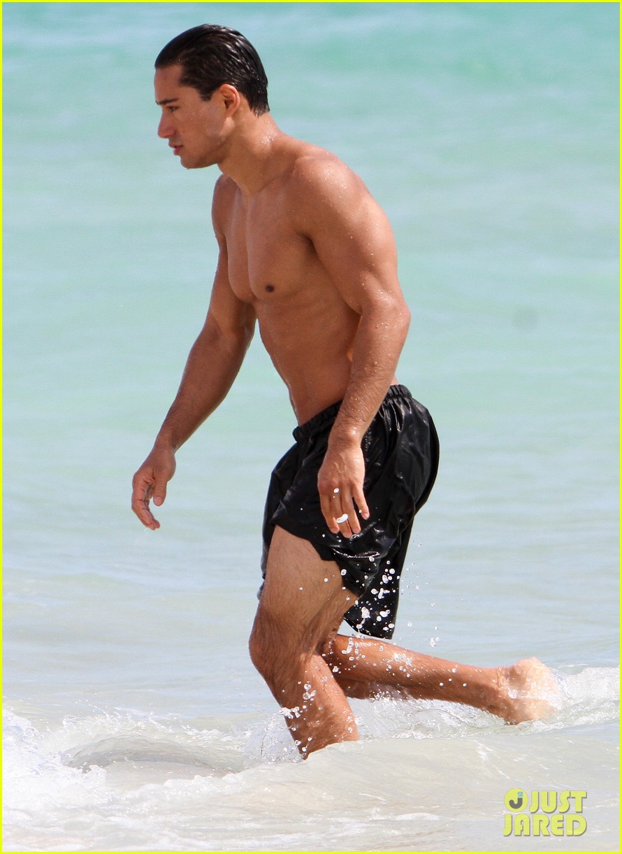  Mario Lopez: Se quita la ropa por una apuesta en EXTRA  Mario-lopez-shirtless-miami-beach-jog-14