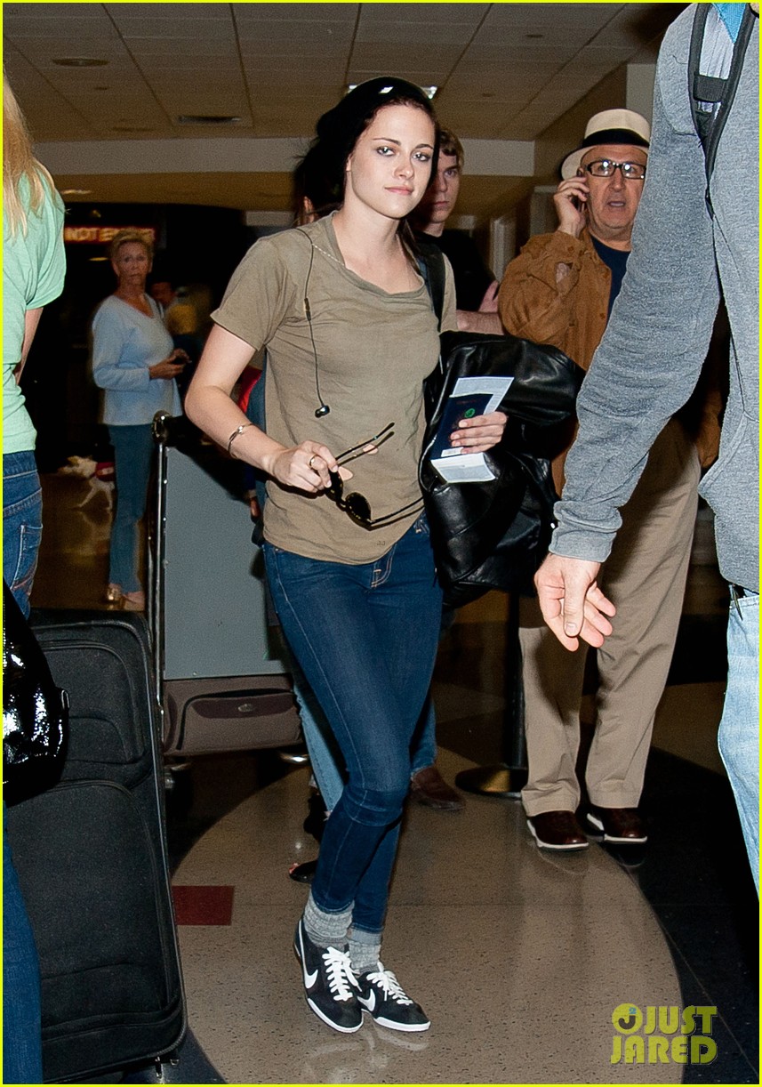 Kristen Stewart - Imagenes/Videos de Paparazzi / Estudio/ Eventos etc. - Página 24 Kristen-stewart-ripped-shirt-01