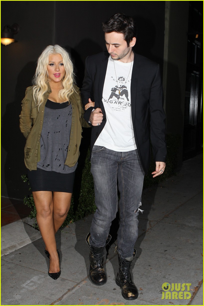 Fotos >> Apariciones/Eventos/Candids [III] - Página 15 Christina-aguilera-osteria-mozza-with-matthew-rutler-01