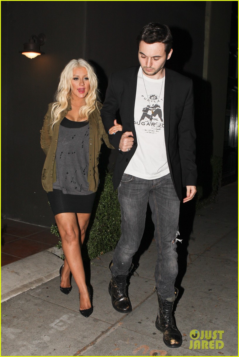 Fotos >> Apariciones/Eventos/Candids [III] - Página 15 Christina-aguilera-osteria-mozza-with-matthew-rutler-03