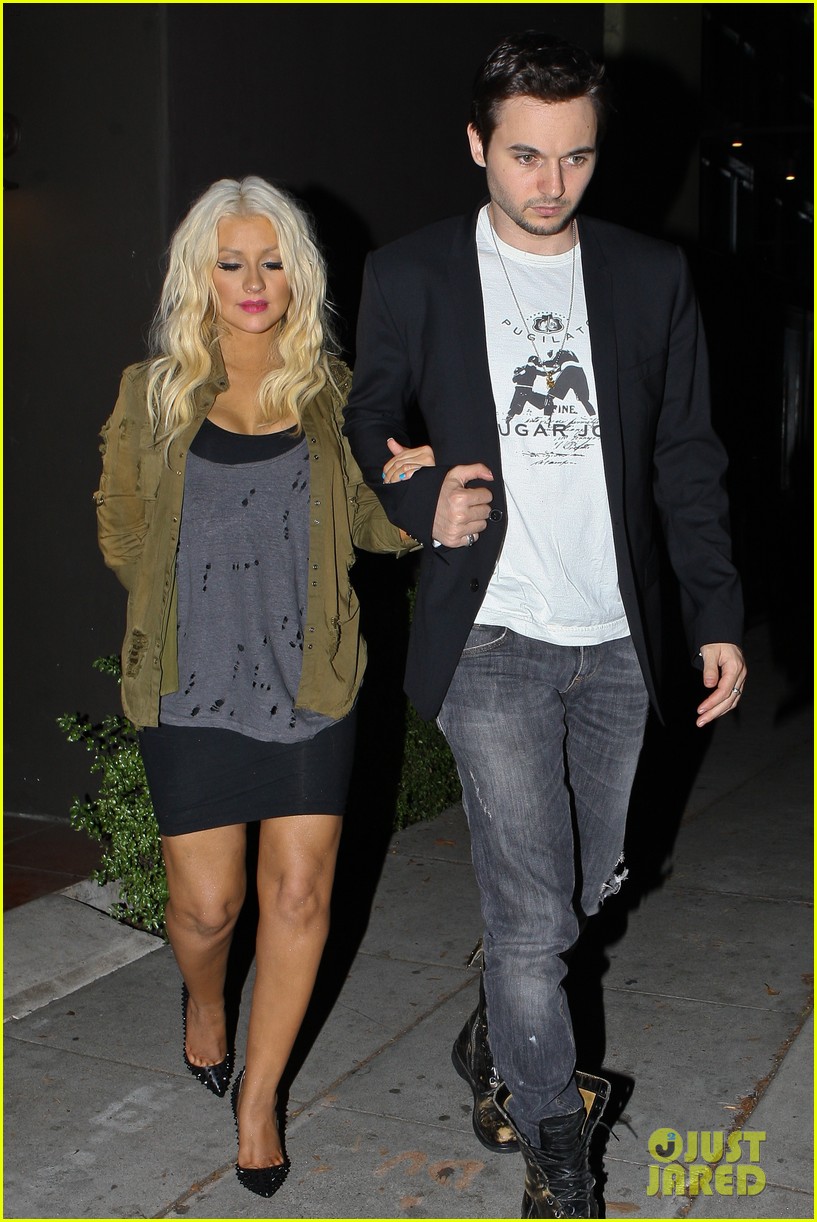 Fotos >> Apariciones/Eventos/Candids [III] - Página 15 Christina-aguilera-osteria-mozza-with-matthew-rutler-04