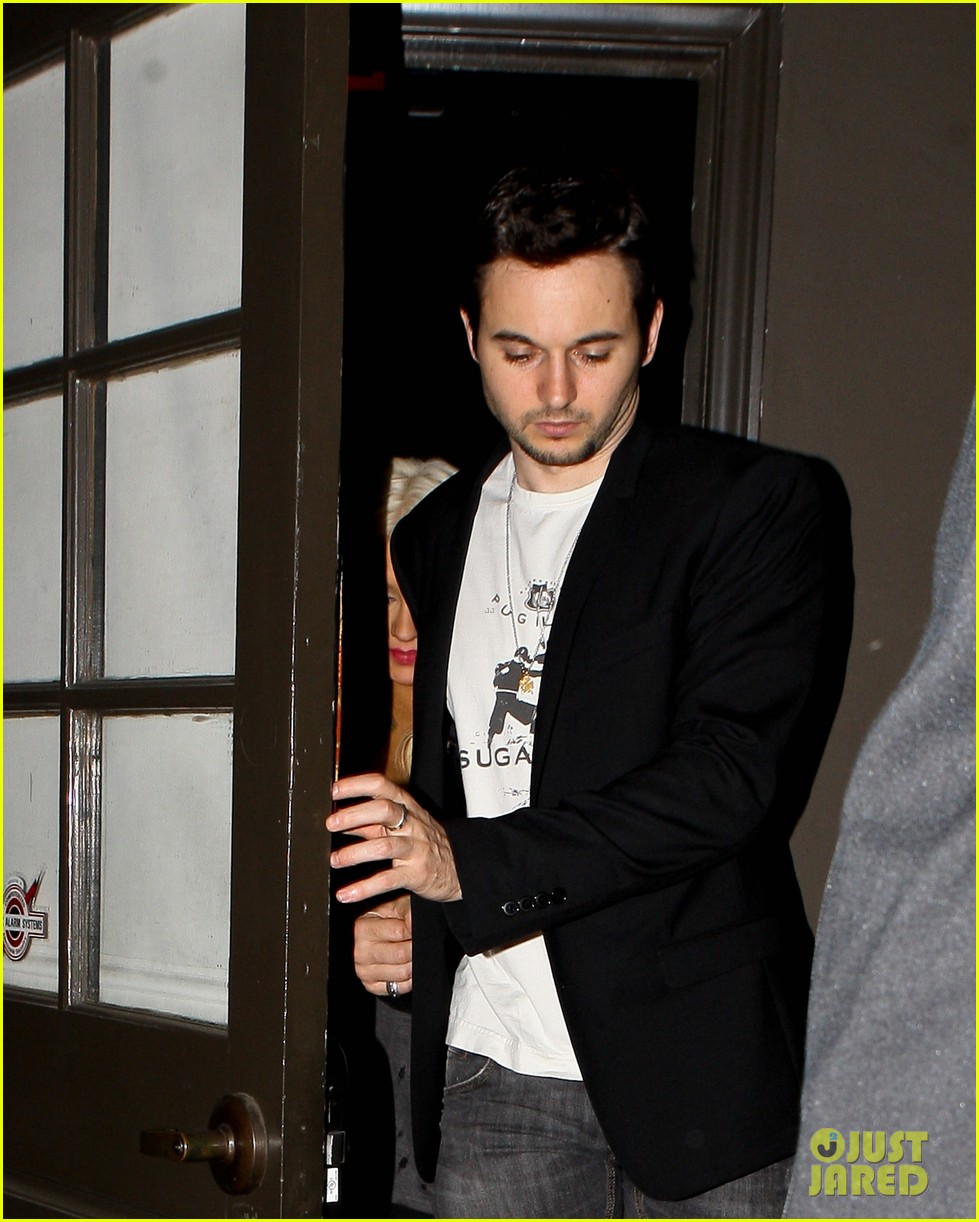 Fotos >> Apariciones/Eventos/Candids [III] - Página 15 Christina-aguilera-osteria-mozza-with-matthew-rutler-08