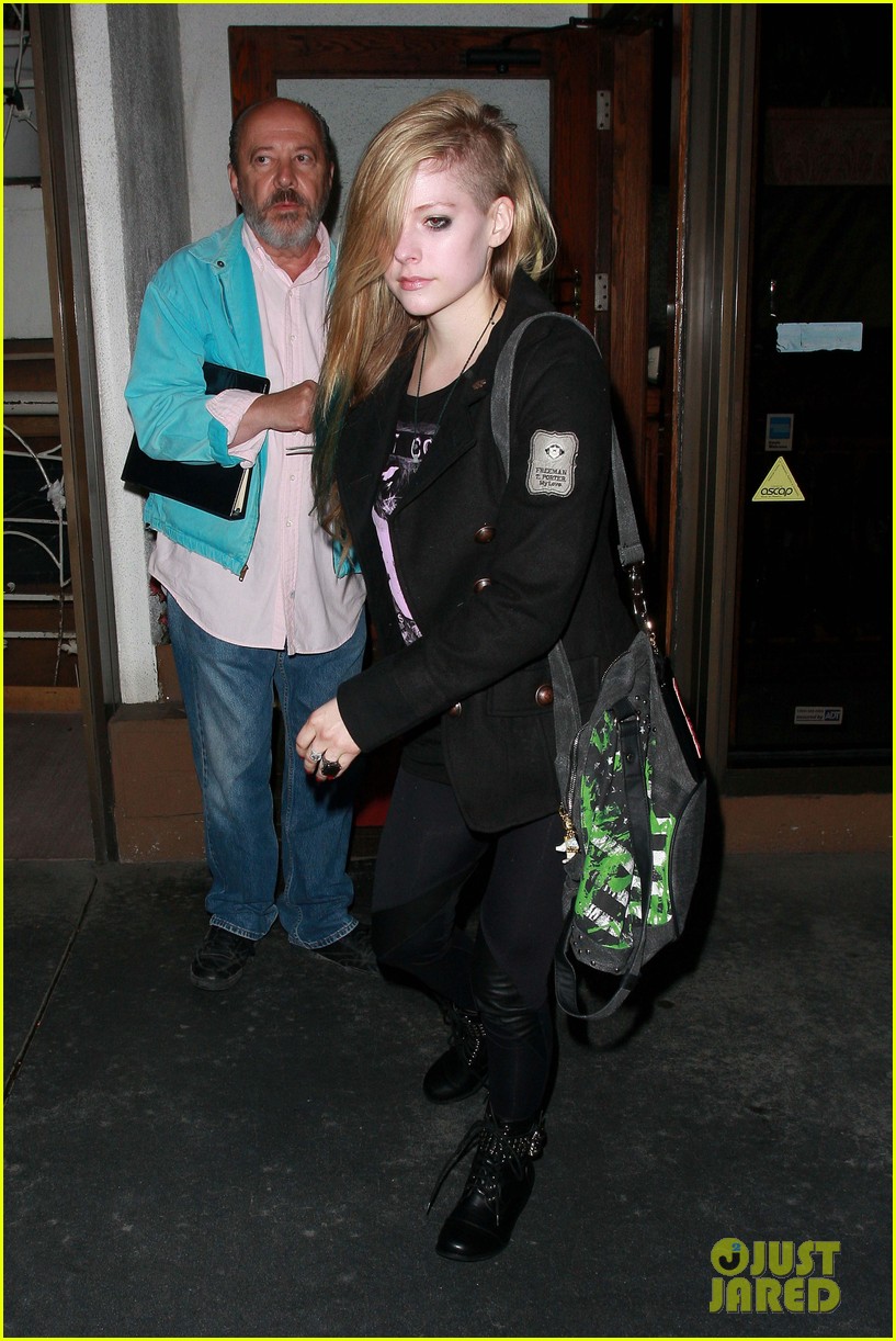 صور الفنانة Avril Lavigne واحدث قصة ىشعر2012 Avril-lavigne-shaved-haircut-at-madeo-04