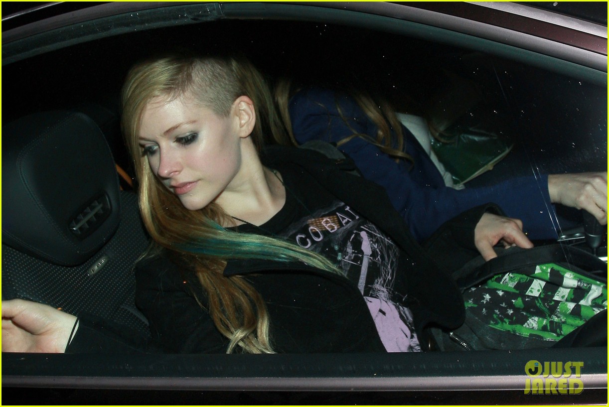 صور الفنانة Avril Lavigne واحدث قصة ىشعر2012 Avril-lavigne-shaved-haircut-at-madeo-09