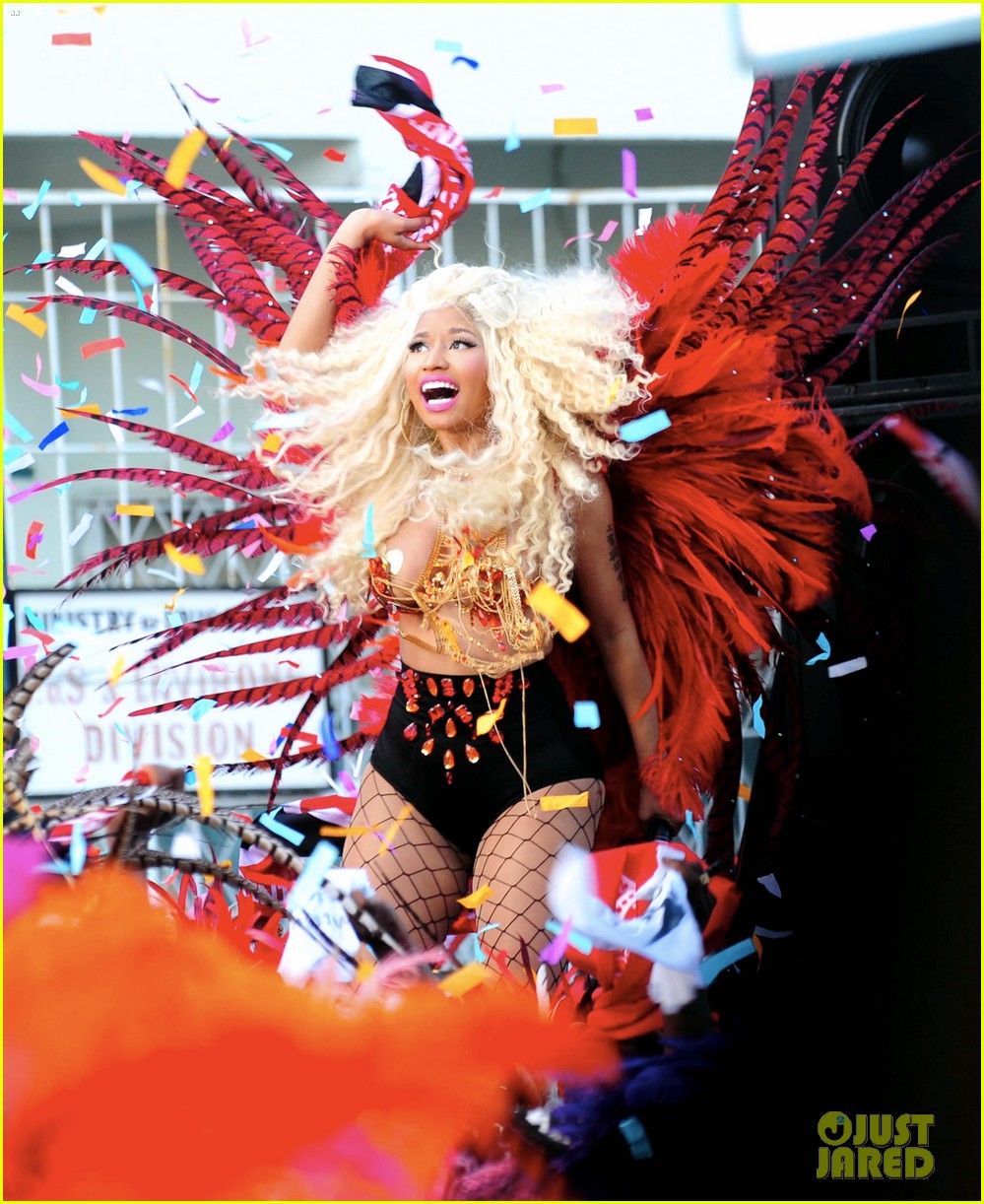 صور Nicki Minaj في احدى المهرجانات .....جديد2012 Nicki-minaj-pound-the-alarm-video-shoot-01