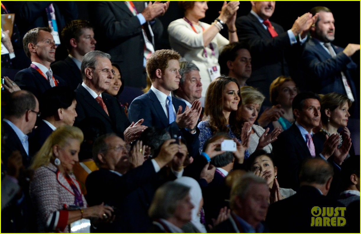 CASA REAL BRITÁNICA - Página 98 Kate-middleton-prince-harry-olympic-closing-ceremony-05