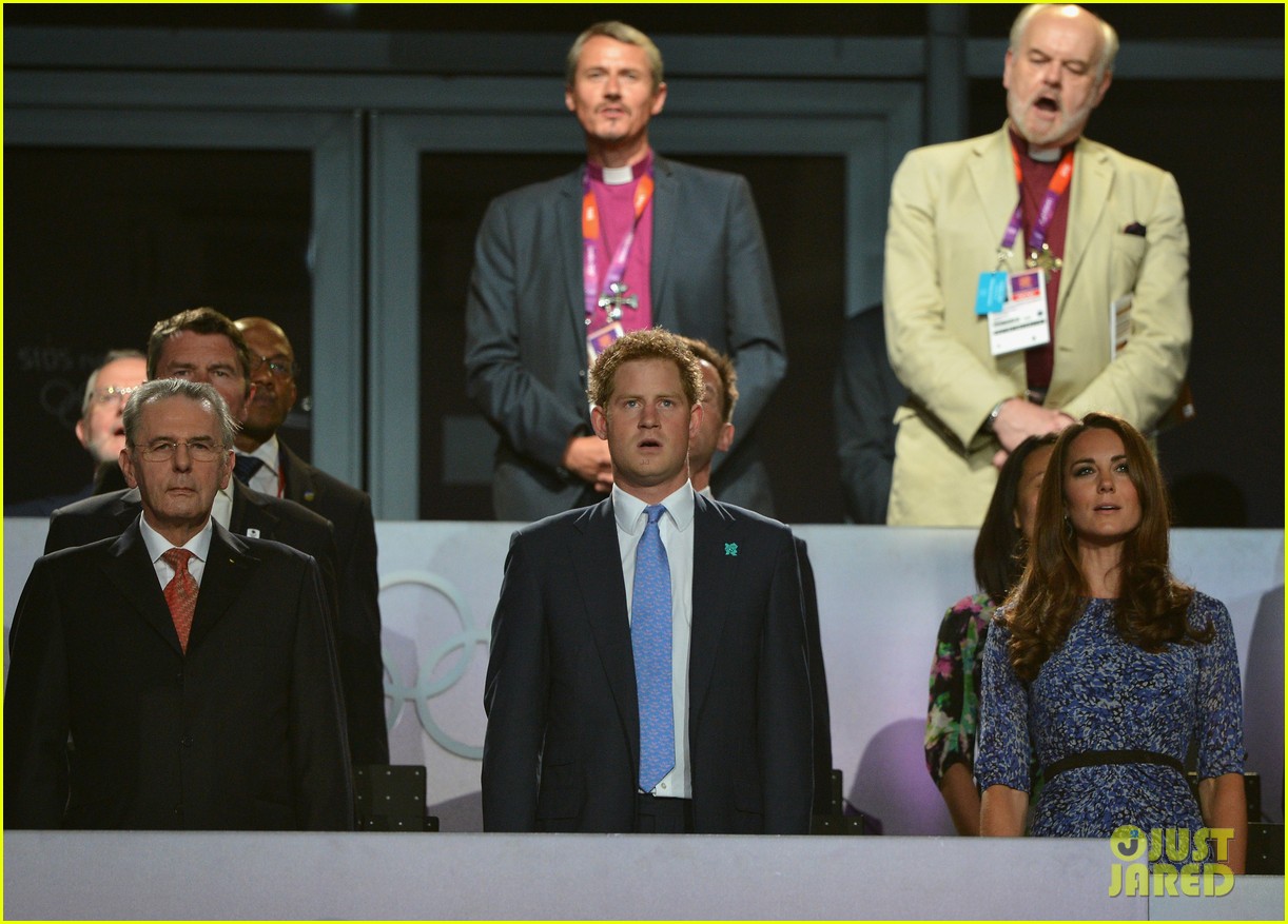 CASA REAL BRITÁNICA - Página 98 Kate-middleton-prince-harry-olympic-closing-ceremony-10