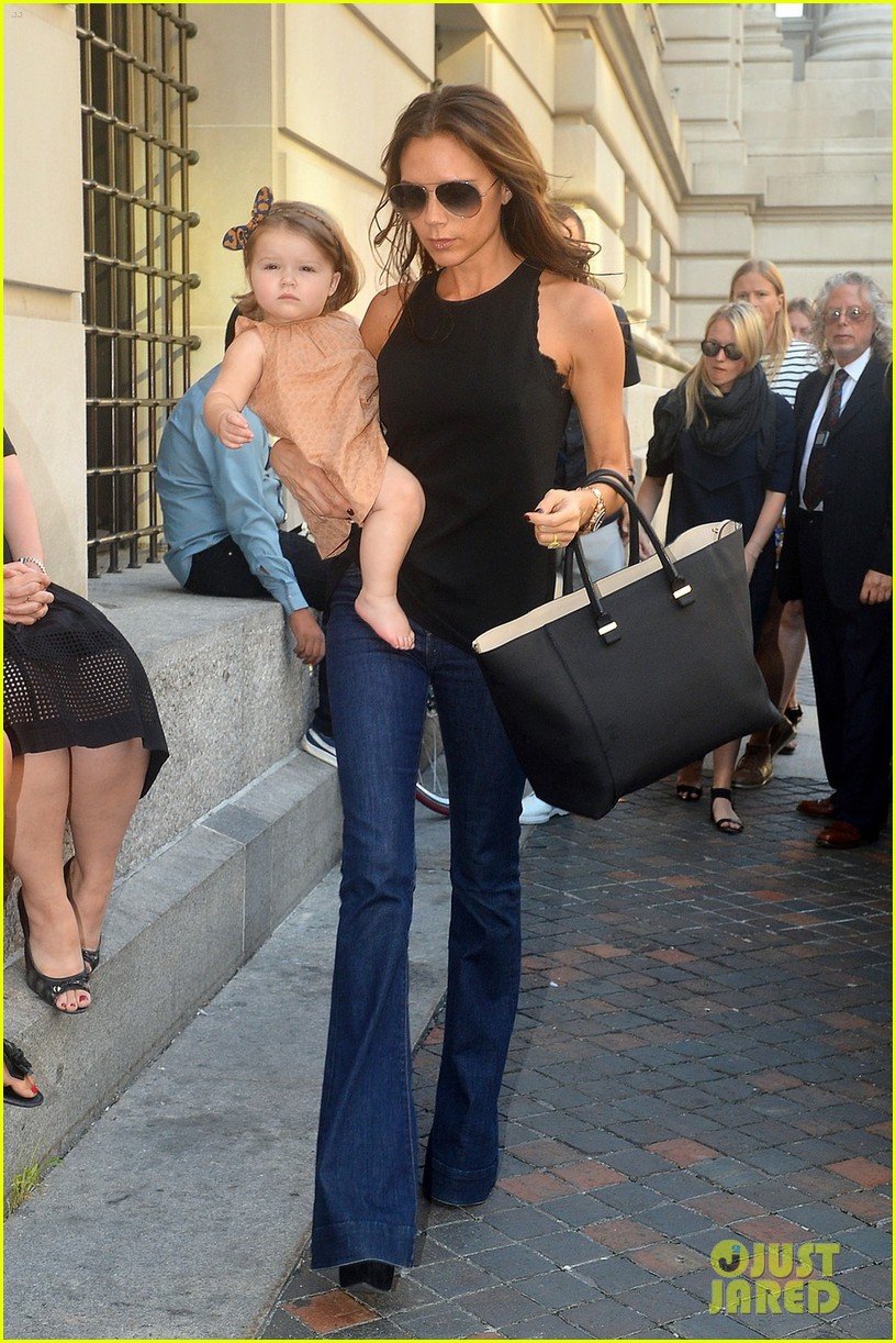 FOTOS DE LA BEBE DE VICTORIA BECKHAM - Página 5 Victoria-beckham-harper-visit-moma-04