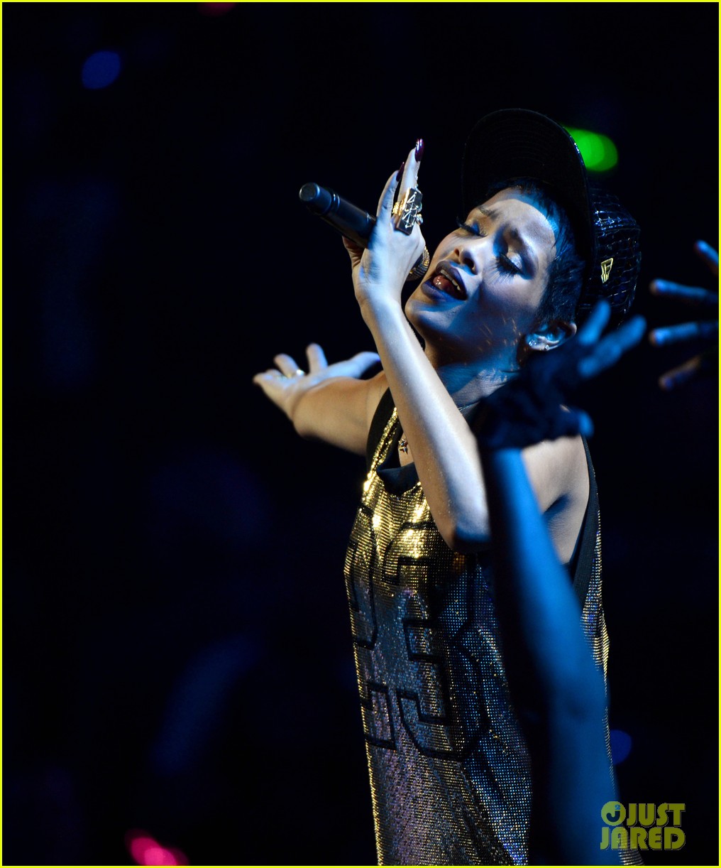 Rihanna at the iHeartRadio Music Festival. Rihanna-iheartradio-music-festival-watch-now-47