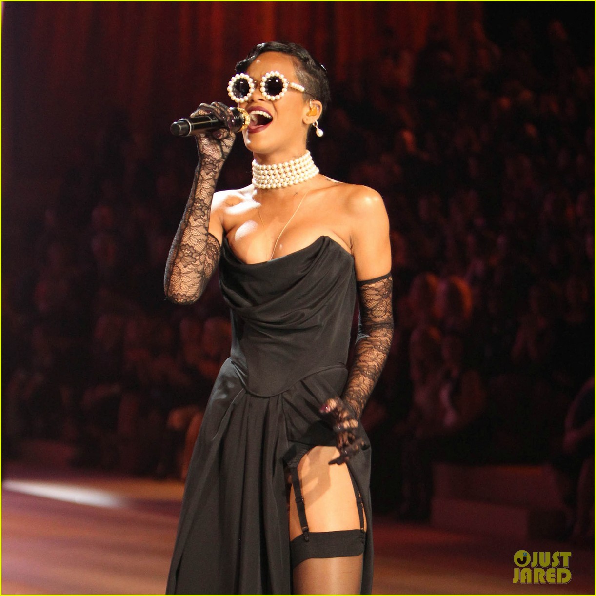 Rihanna en el show de Victoria Secrets  Rihanna-victorias-secret-fashion-show-2012-performance-02