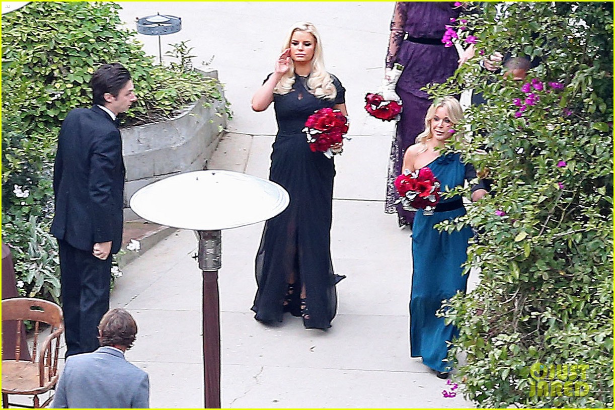 Jessica Simpson y Ashlee en la boda de CaCee Cobb Jessica-simpson-bridesmaid-at-cacee-cobb-wedding-12