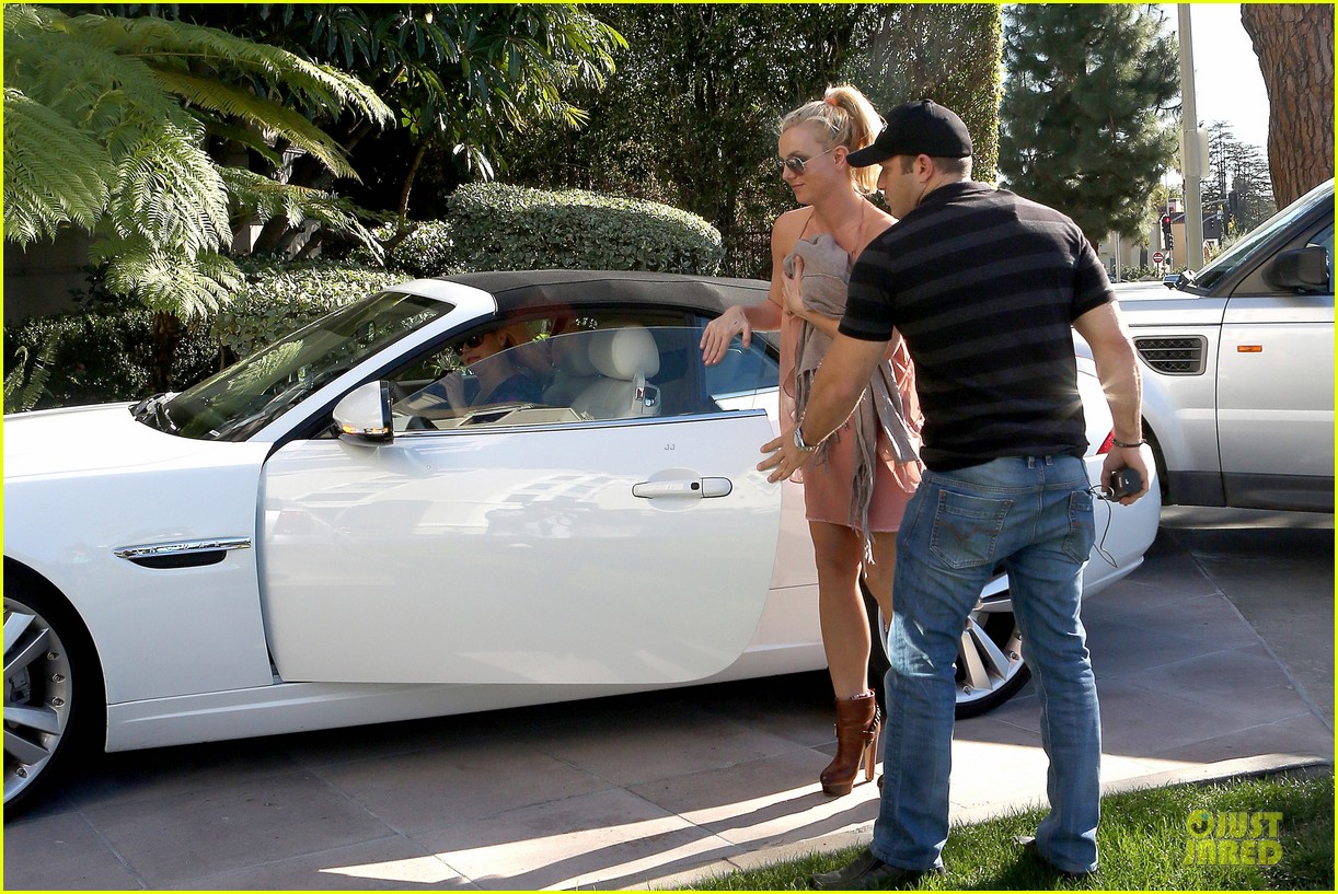 Britney Fotos >> Paparazzi Eye [2] - Página 14 Britney-spears-escorted-lunch-in-los-angeles-hotel-05