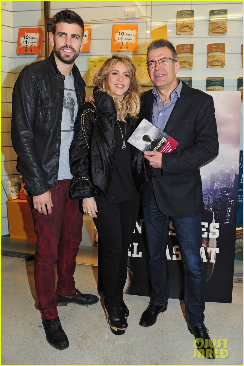 Shakira y Piqué en la lanzamiento de un libro Shakira-gerard-pique-fantasme-book-launch-04