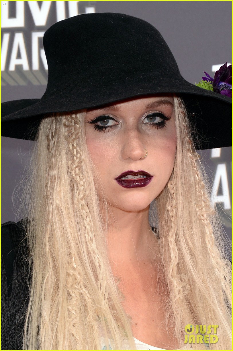 Kesha >> Galería [Candids, apariciones, paparazzi, etc.] - Página 9 Kesha-mtv-movie-awards-2013-red-carpet-02