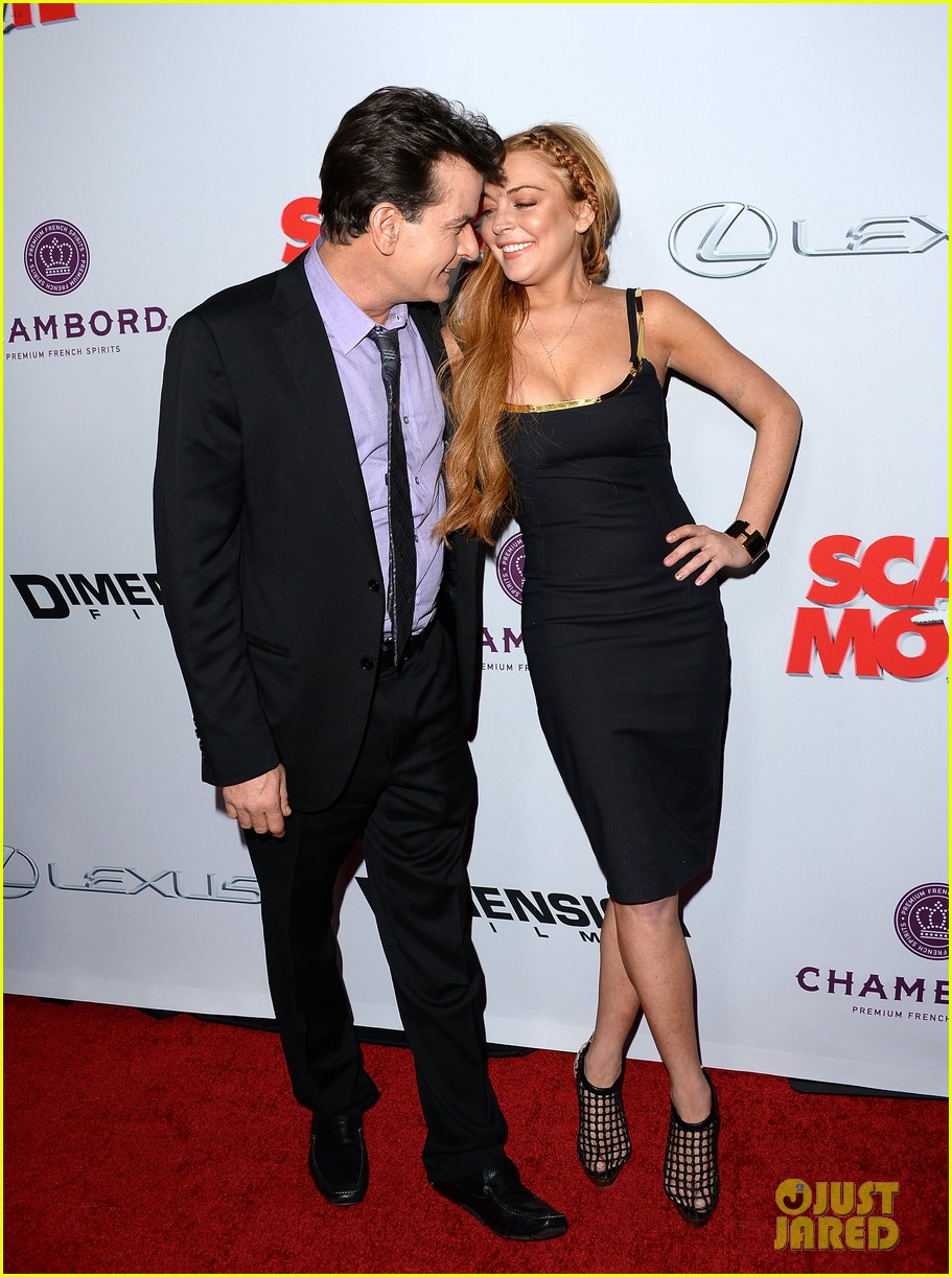 Lindsay Lohan en la premiere de "Scary Movie 5" con Charlie Sheen Lindsay-lohan-scary-movie-5-premiere-with-charlie-sheen-18