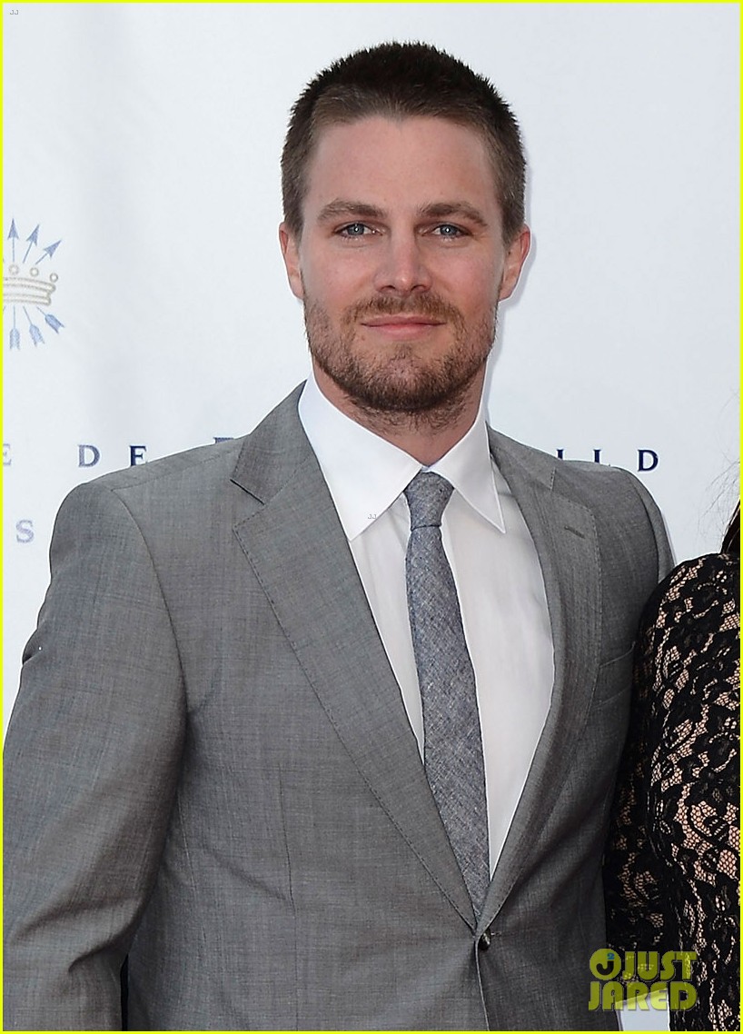 Stephen Amell y su mujer en el Festival de Montecarlo Stephen-amell-pregnant-cassandra-jean-monte-carlo-tv-festival-04