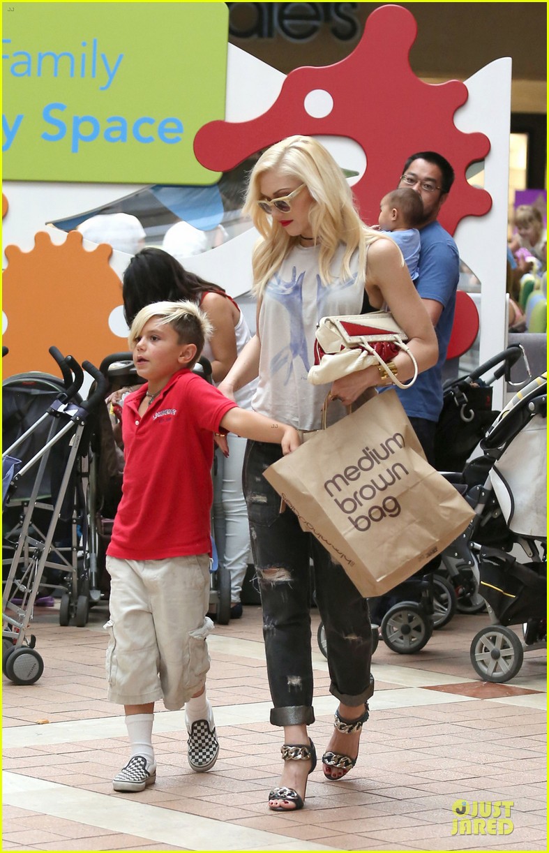 Gwen, Gavin y familia en la calle.  Gwen-stefani-gavin-rossdale-hold-hands-before-fathers-day-05