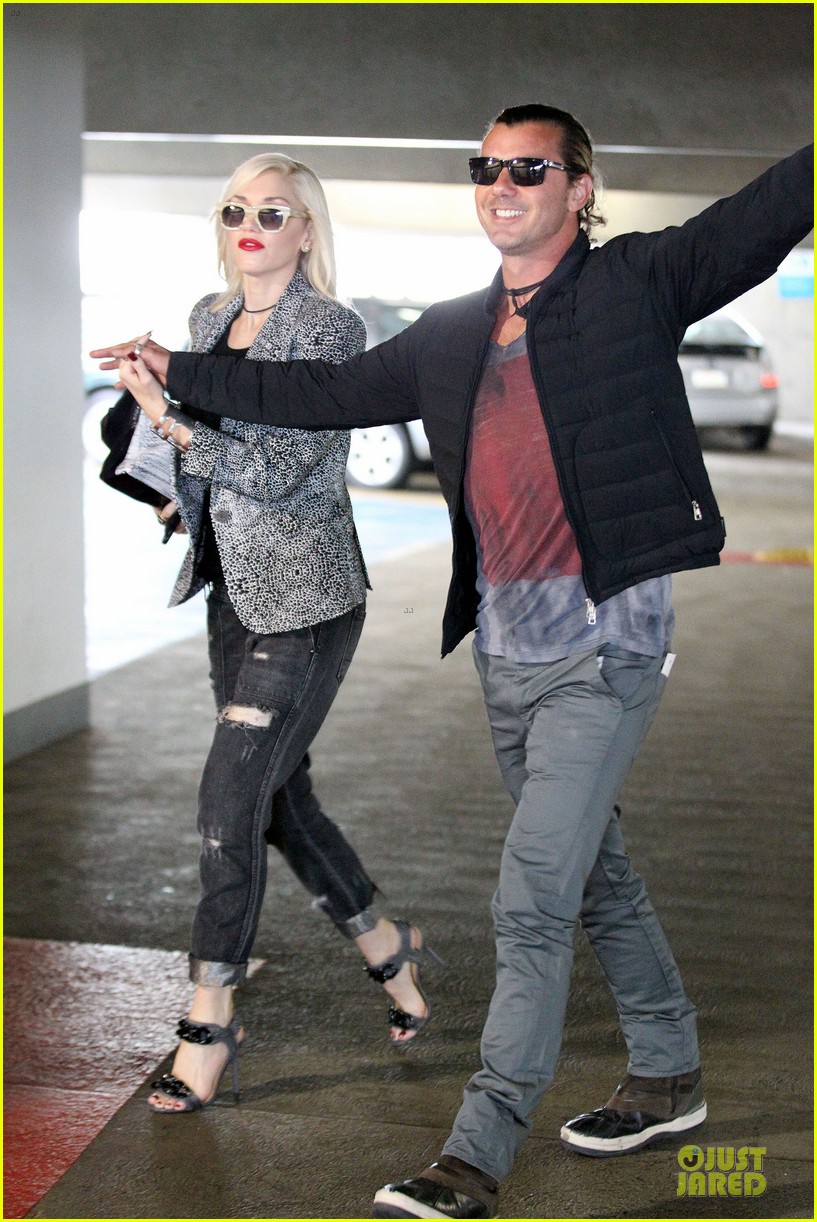 Gwen, Gavin y familia en la calle.  Gwen-stefani-gavin-rossdale-hold-hands-before-fathers-day-07