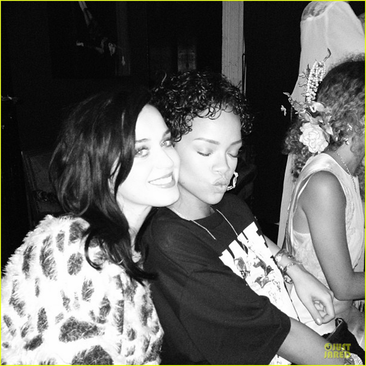 Rihanna y Katy Perry retomando su amistad. Rihanna-katy-perry-reunite-at-nyc-dinner-05