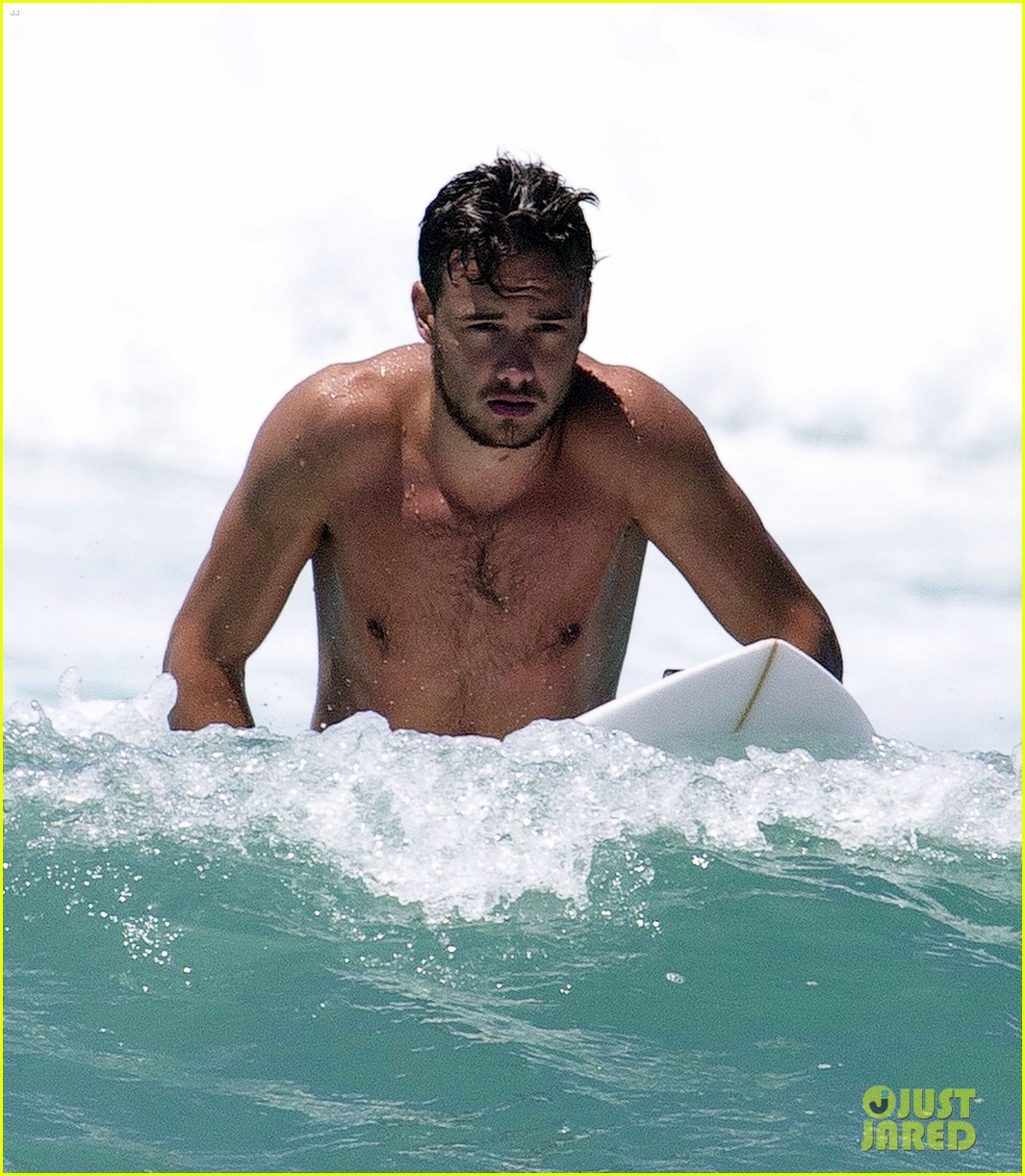 Directioner » Liam Payne - Página 23 One-direction-liam-payne-shirtless-surf-session-19