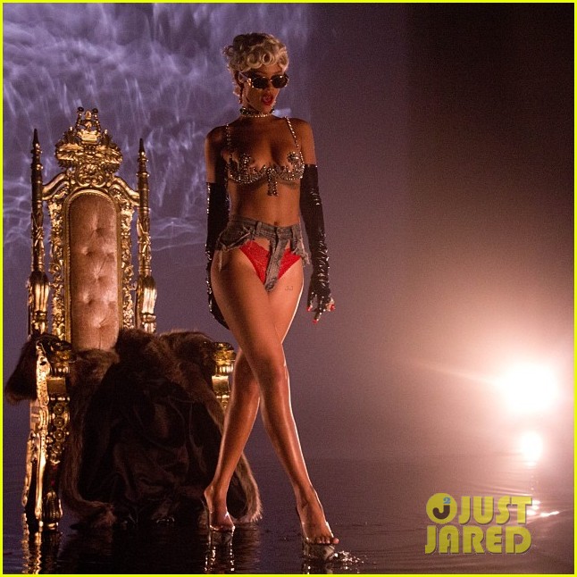 [BEHIND THE SCENES]: "Pour It Up" + Rihanna. Rihanna-more-pour-it-up-behind-the-scenes-video-06