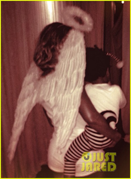 Estrellas en Halloween! Beyonce-dresses-as-angel-for-halloween-costume-with-blue-ivy-04