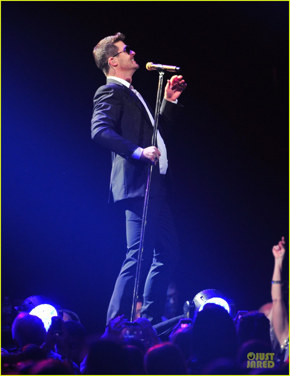 Jingle Ball 2013  Robin-thicke-enrique-iglesias-1061-kiss-fm-jingle-ball-09