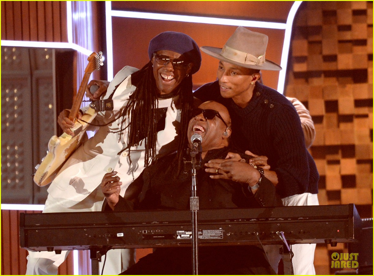 2014 Grammy Awards Daft-punk-pharrell-williams-perform-get-lucky-at-grammys-2014-video-02