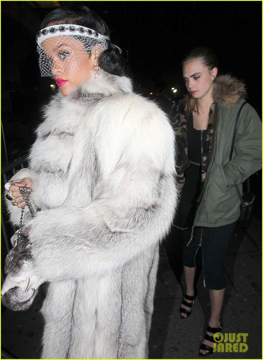 La pinta de Rihanna pal' 31. Rihanna-rings-in-new-year-cara-delevingne-nyc-02