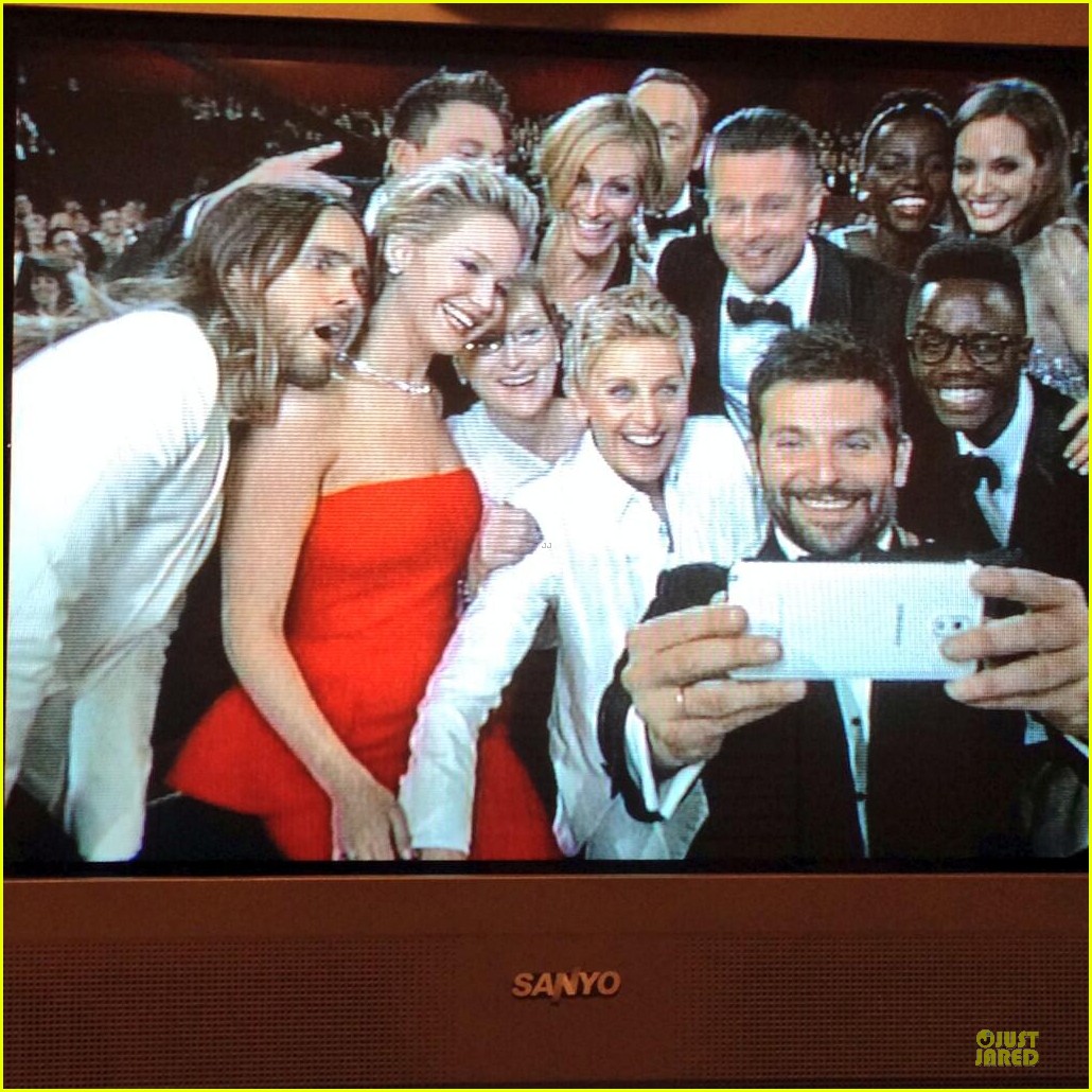 [OSCARS 2014]: Alfombra Roja + Show + After Parties. Ellen-degeneres-oscars-selfie-2014-01