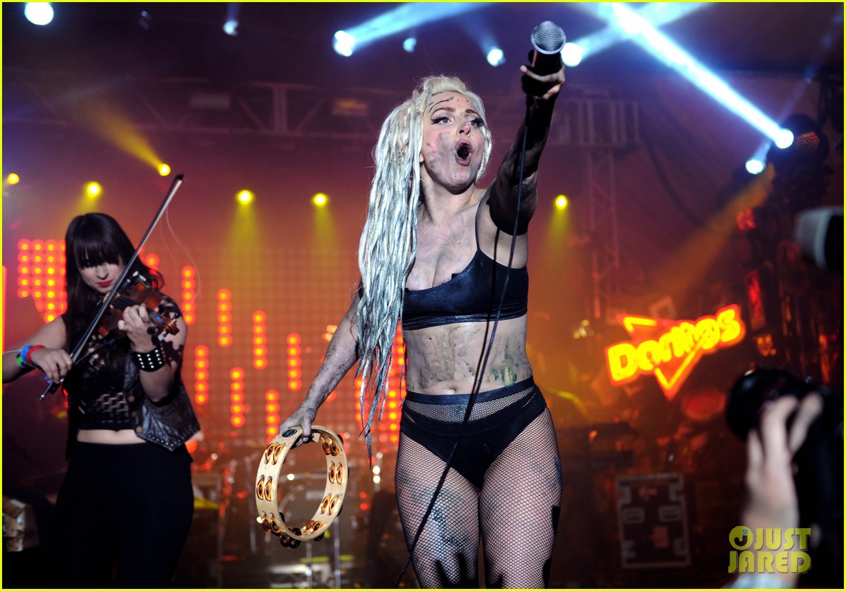 Lady Gaga en concierto para SXSW. Lady-gaga-gets-puked-on-at-sxsw-concert-01